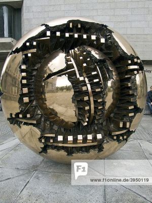 Sfera (Sphere) een surrealistisch, contemplatief sculpturaal wonder